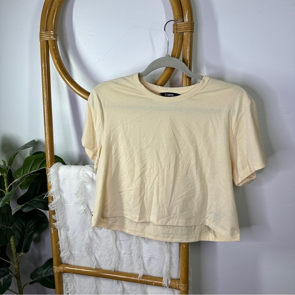 Cuts Cream Cropped T Shirt sz M